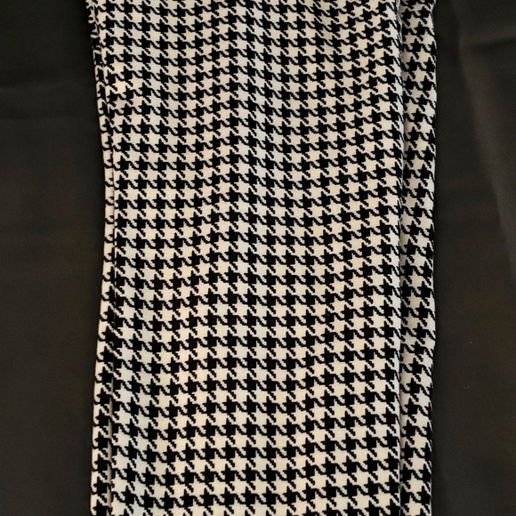 NO BOUNDARIES B/W LEGGINGS - Picture 2 of 7